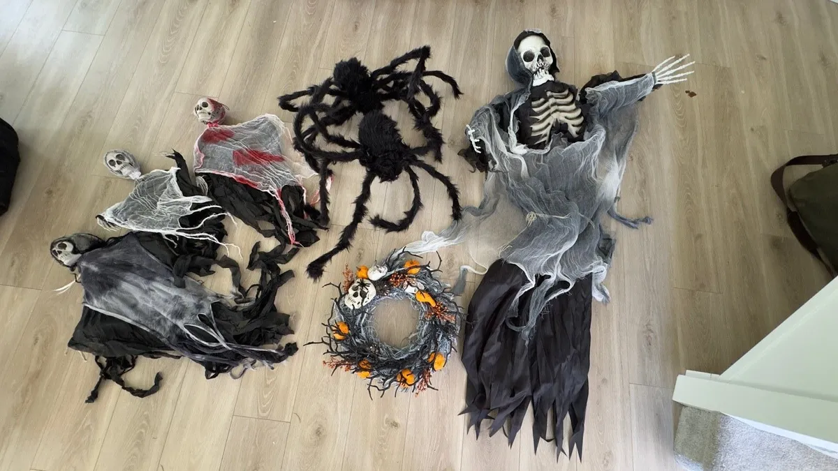 *FREE* Deluxe Spooky Halloween Decor Bundle