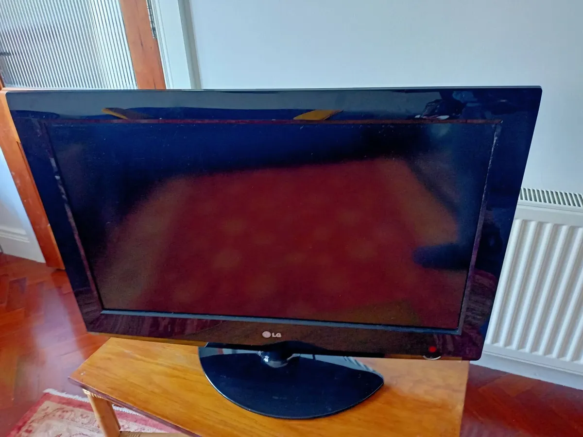 LG 32" TV with Chromecast & Wall Mount - Image 2
