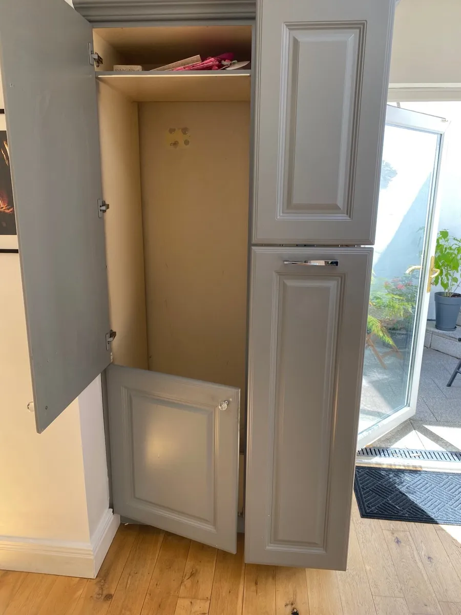 Kitchen unit with integrated fridge freezer doors - Image 2