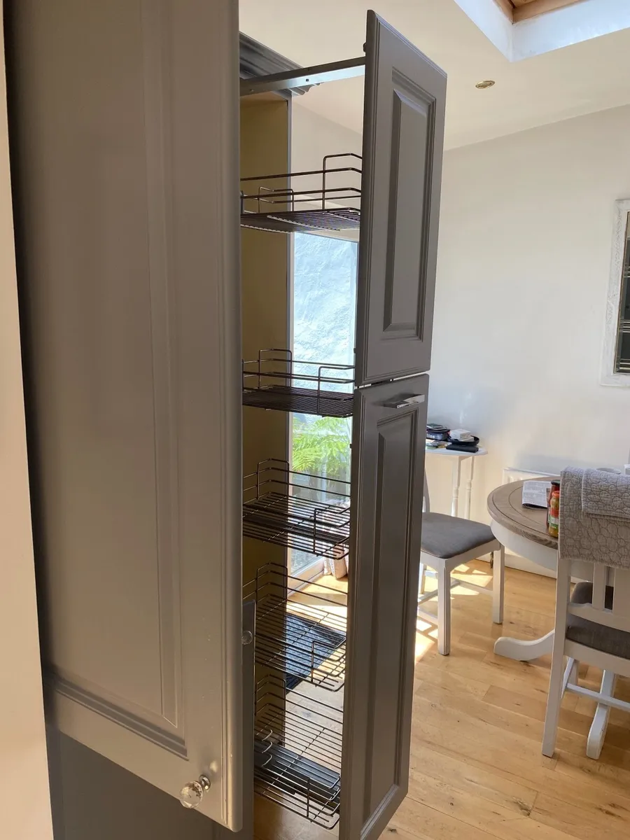 Kitchen unit with integrated fridge freezer doors - Image 4