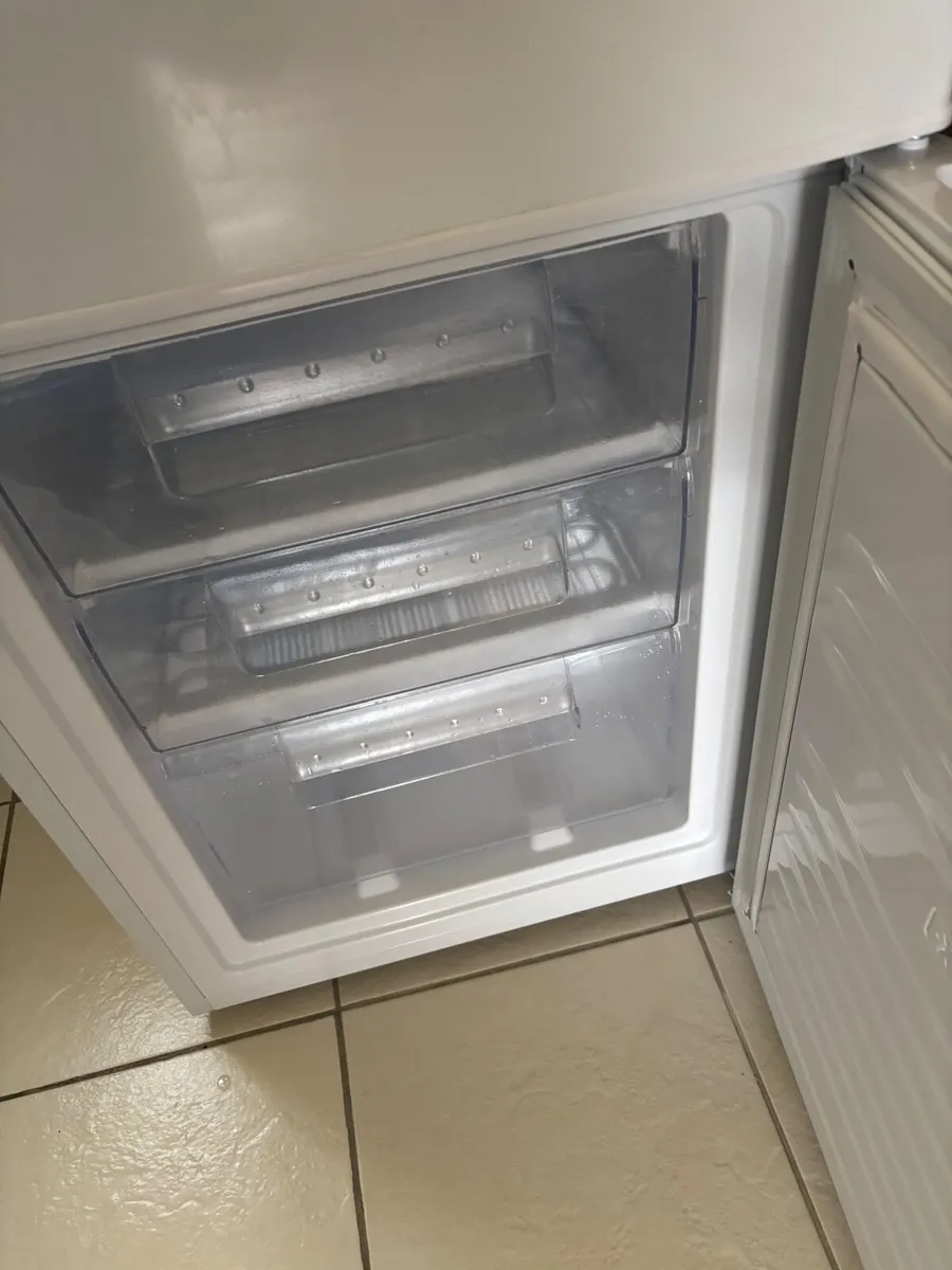 Fridge freezer 50/50 - Image 4