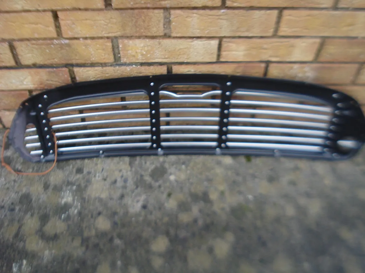 NEW VINTAGE CLASSIC MINI  CHROME GRILL . - Image 4