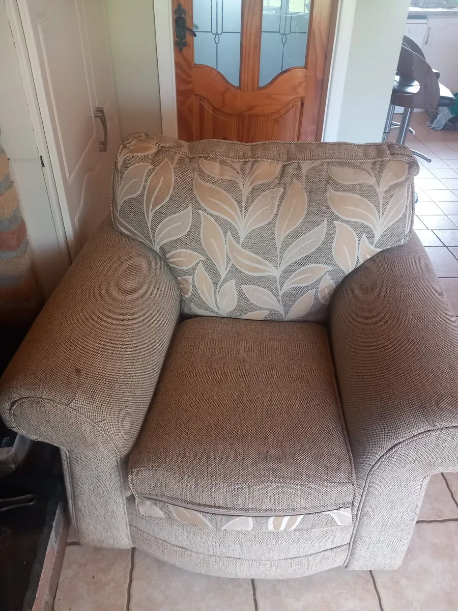 3 Seater Settee plus 2 chairs - Image 2
