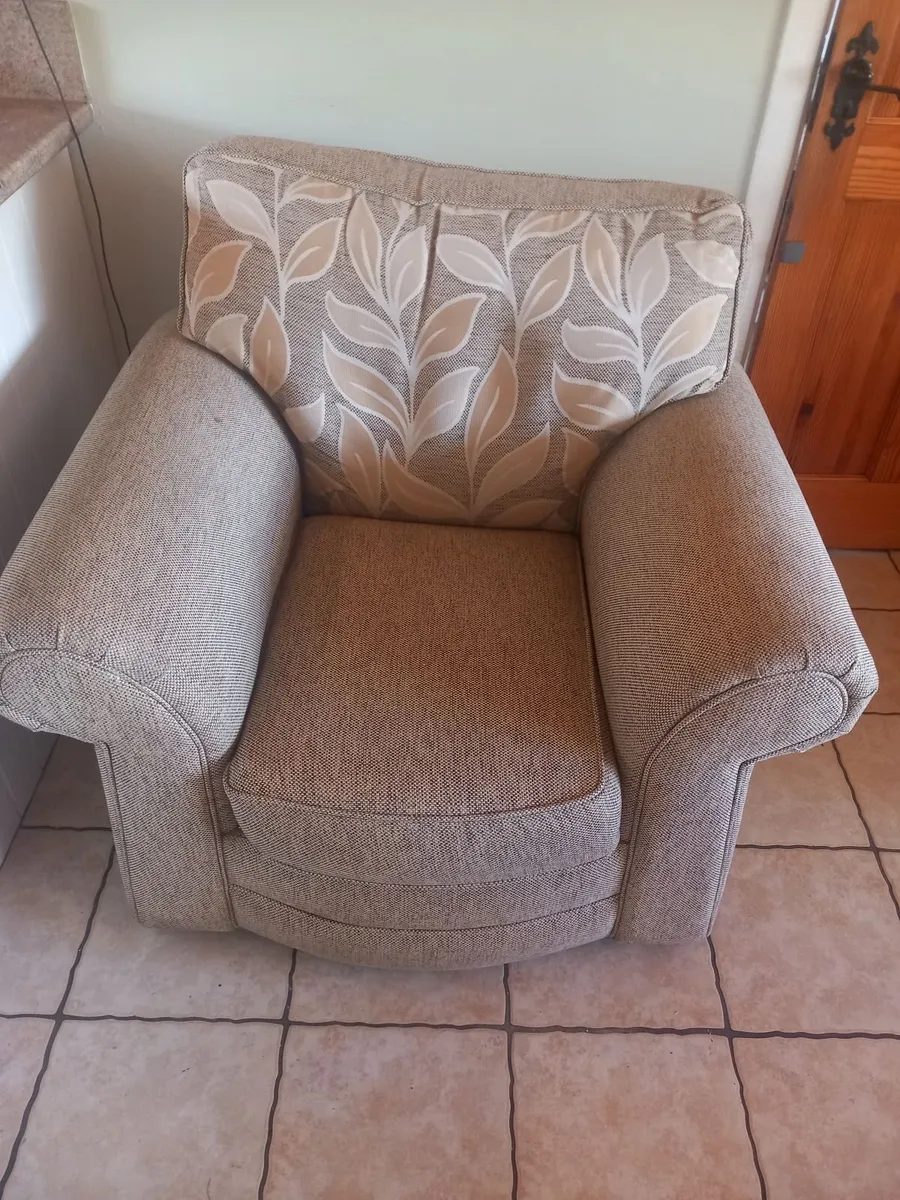 3 Seater Settee plus 2 chairs - Image 3