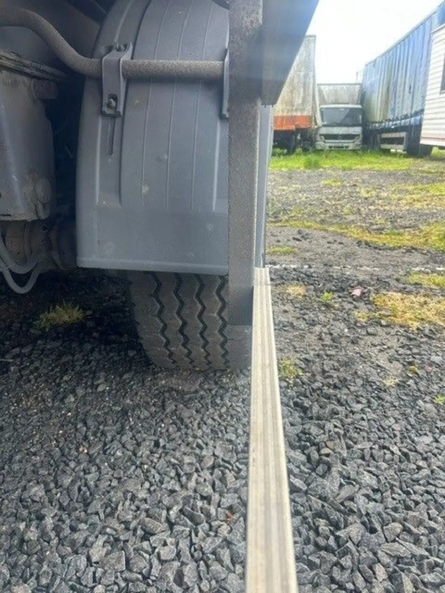 2006 3 AXLE 45FT GRP BOX - Image 3