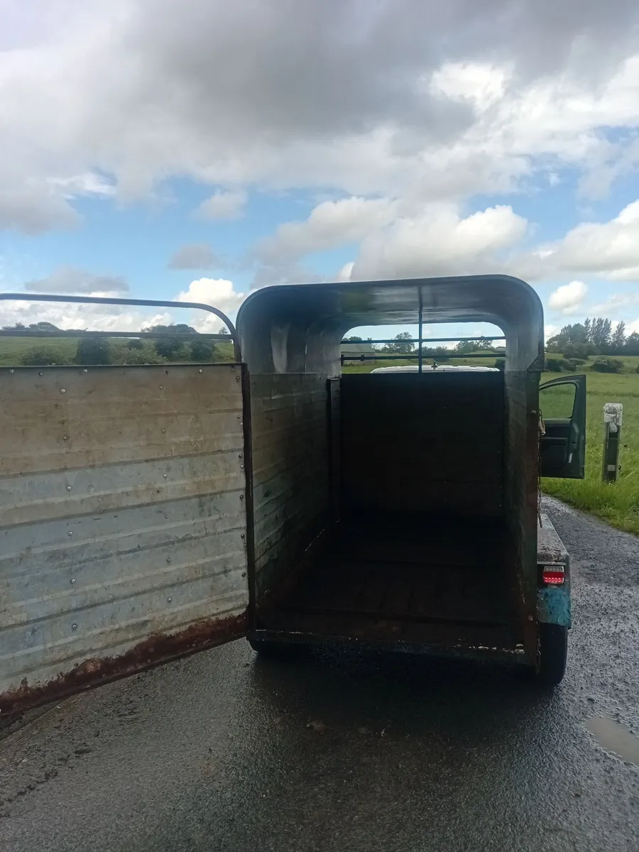 2 cow trailer and 5ft flemming box - Image 1