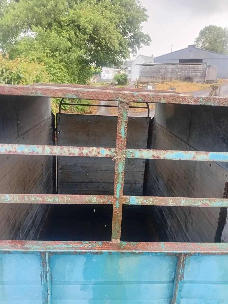 2 cow trailer and 5ft flemming box - Image 4