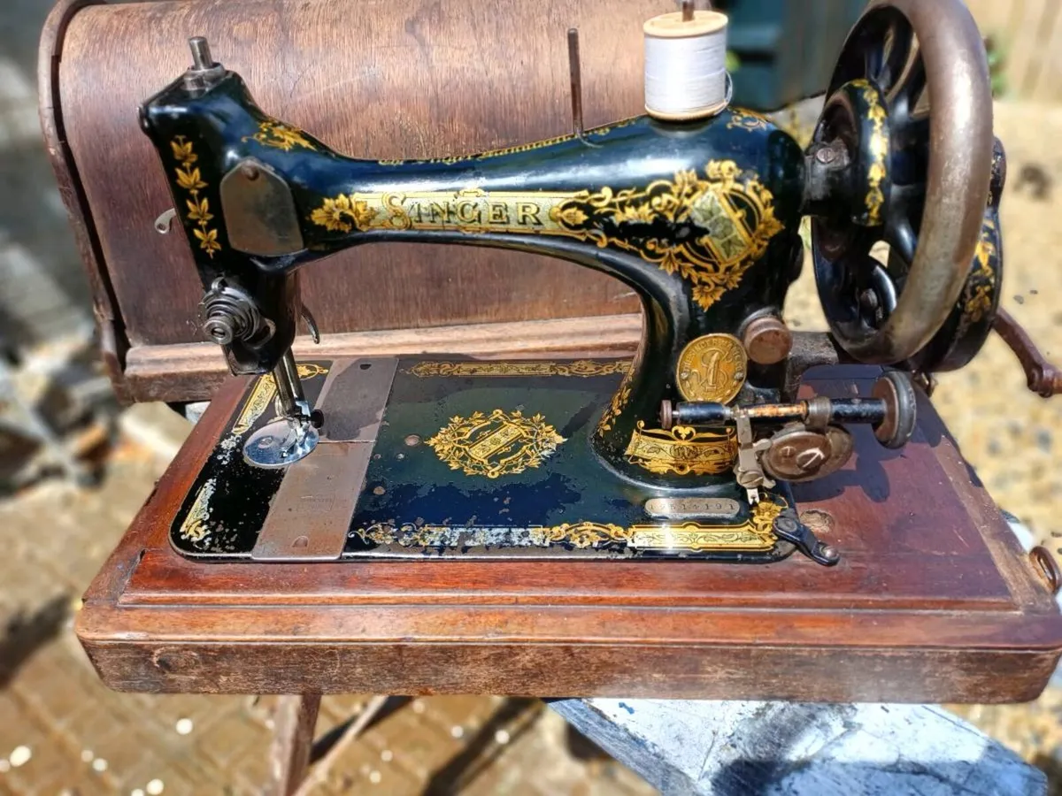 1895 Handcrank Singer Sewing Machine - Image 3