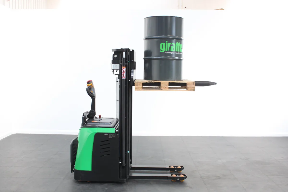 giraffe GES16P-40 Stand-on Powered Stacker 1,600kg - Image 4