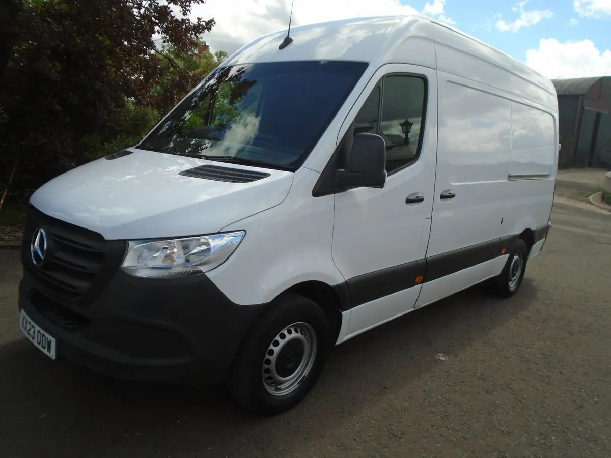 2023 Mercedes-Benz Sprinter 315 CDI MWB HR RWD - Image 3
