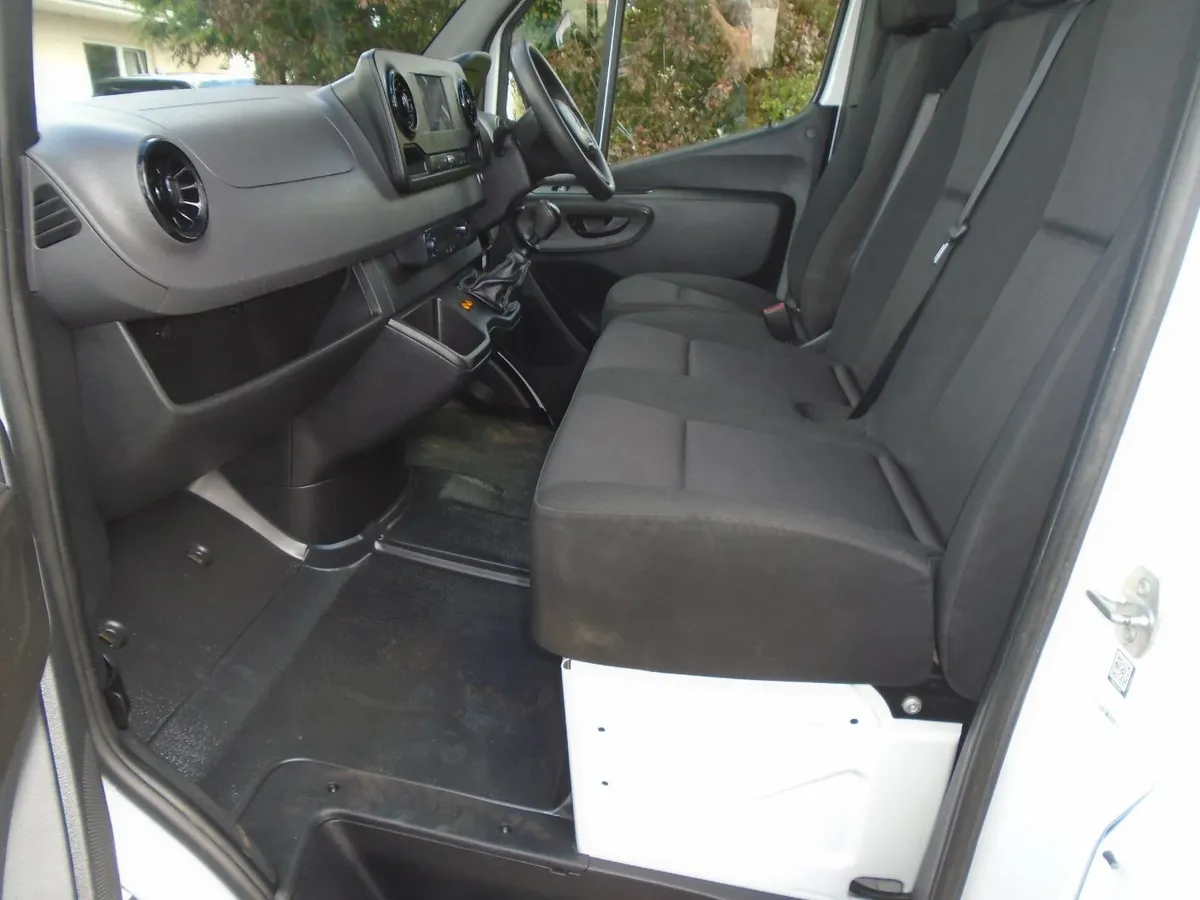 2023 Mercedes-Benz Sprinter 315 CDI MWB HR RWD - Image 4