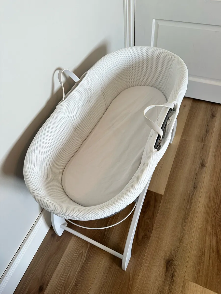 Shnuggle Dreami Moses basket and stand - Image 2