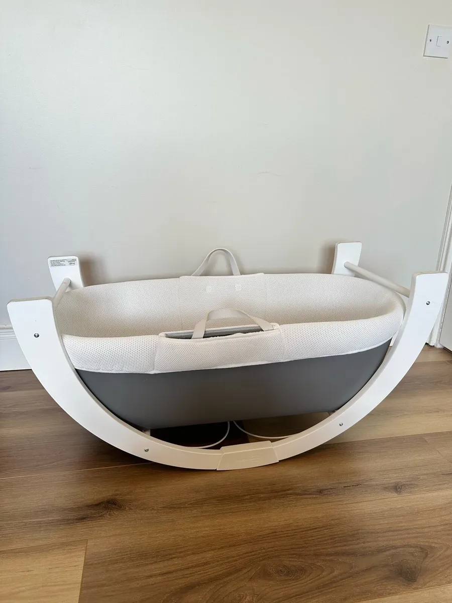Shnuggle Dreami Moses basket and stand - Image 3