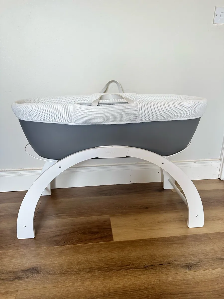 Shnuggle Dreami Moses basket and stand - Image 1