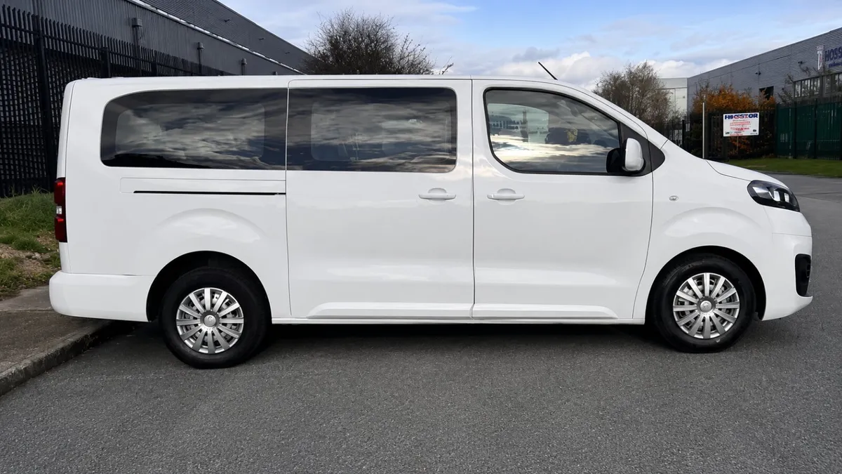 202D Vivaro 9 Seater Aircon/Leather/Cruise Control - Image 3