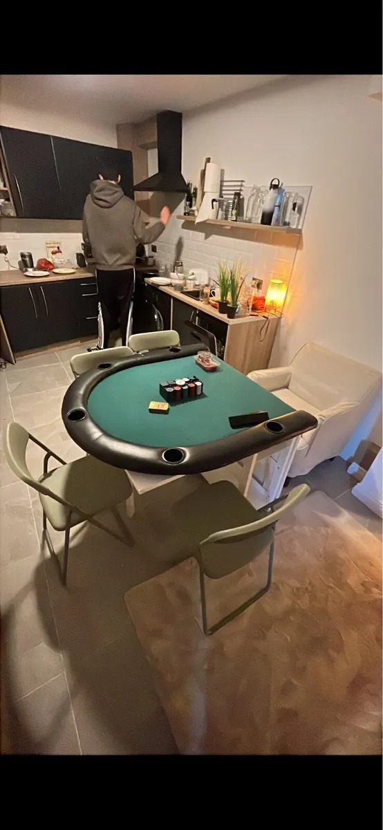 Poker table - Image 1