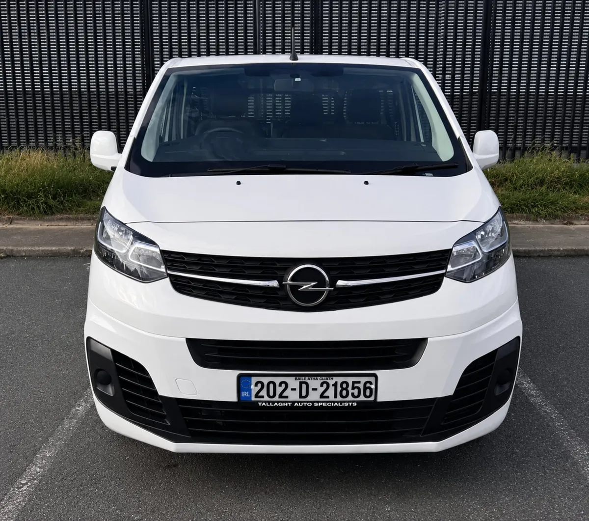 202D Vivaro 9 Seater Aircon/Leather/Cruise Control - Image 2