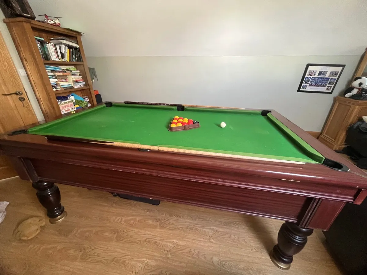 Pool table - Image 1