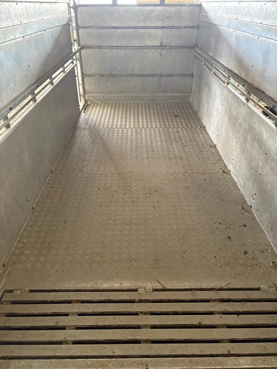 Hudson 14ft 6” Tri Axle Cattle Trailer with Tank - Image 2
