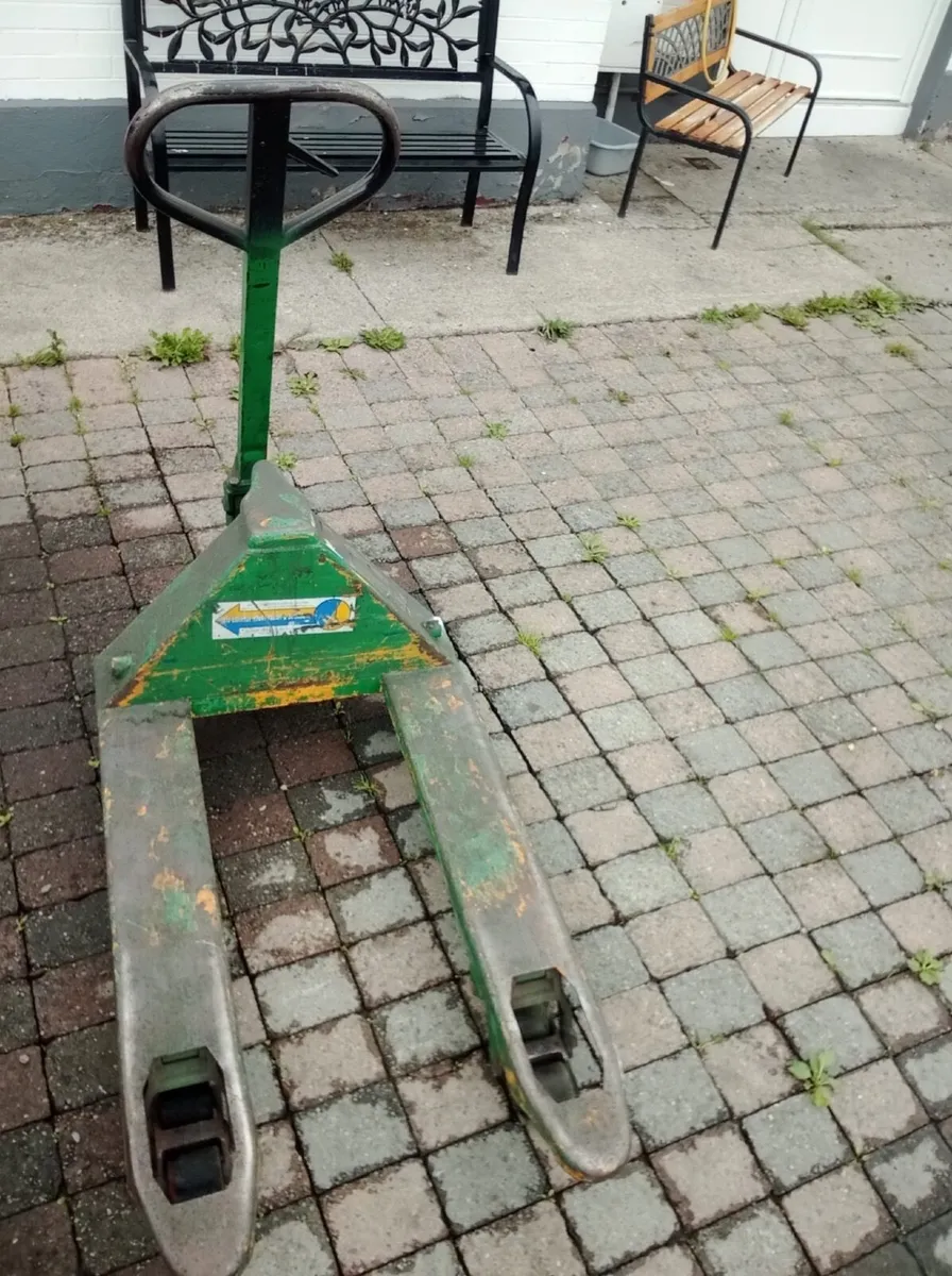 Pallet truck - Image 1