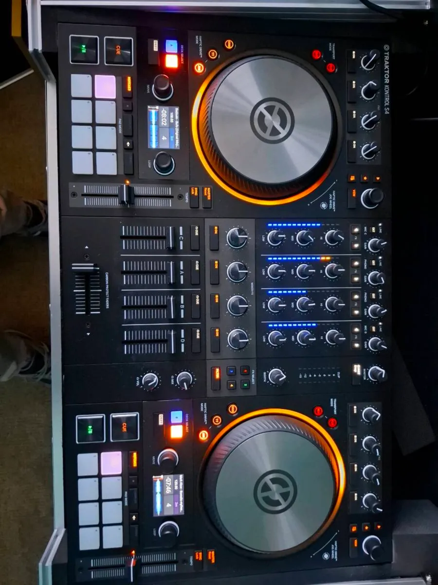 Traktor s4 mk3 + official flight case, + more - Image 1
