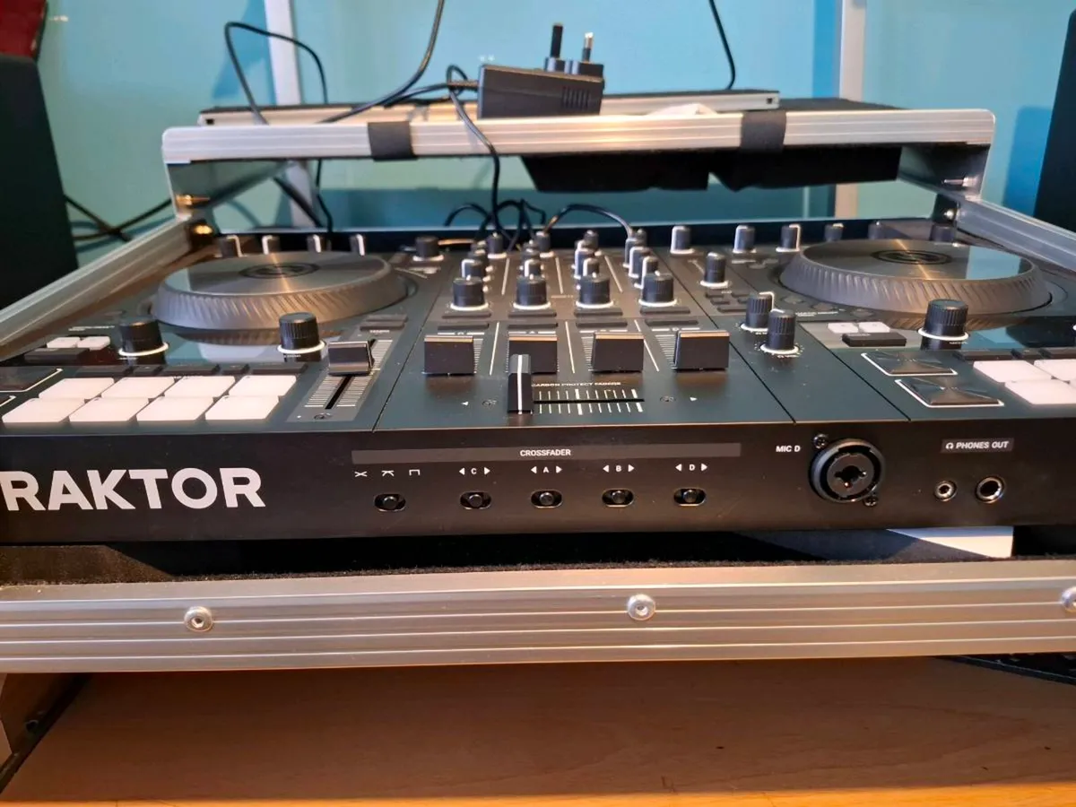 Traktor s4 mk3 + official flight case, + more - Image 2
