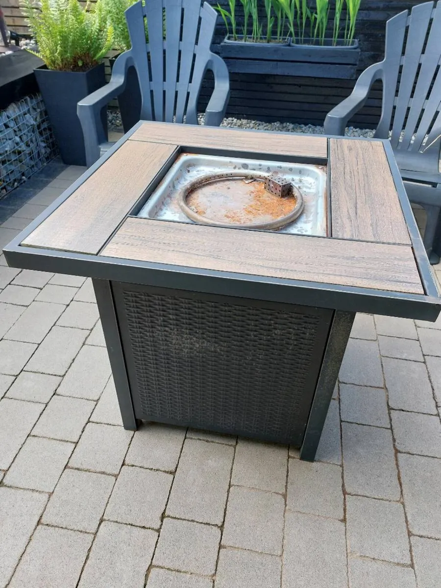 Patio table with gas burner - Image 3