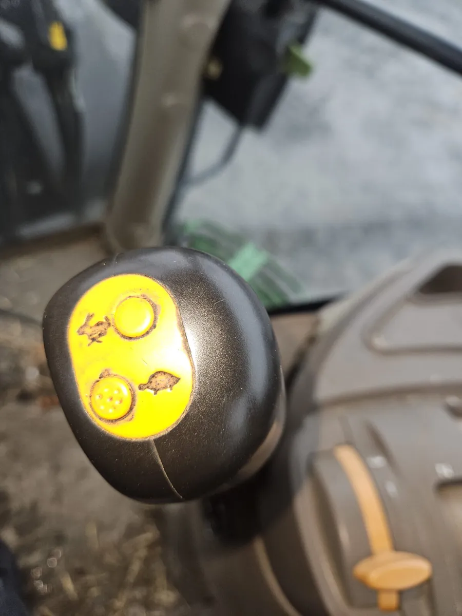 2015 JOHN DEERE 6150R WITH QUICKE LOADER - Image 4