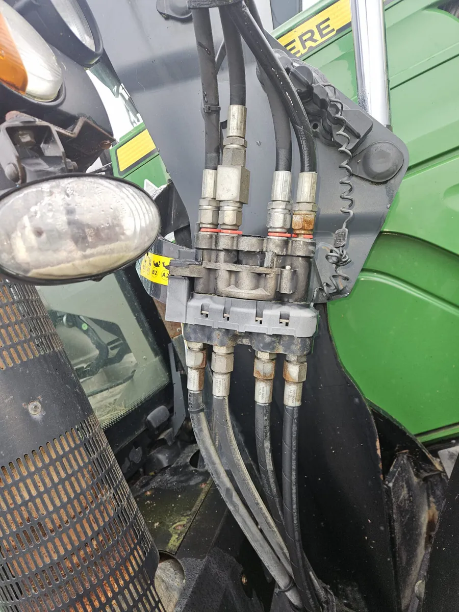 2015 JOHN DEERE 6150R WITH QUICKE LOADER - Image 3