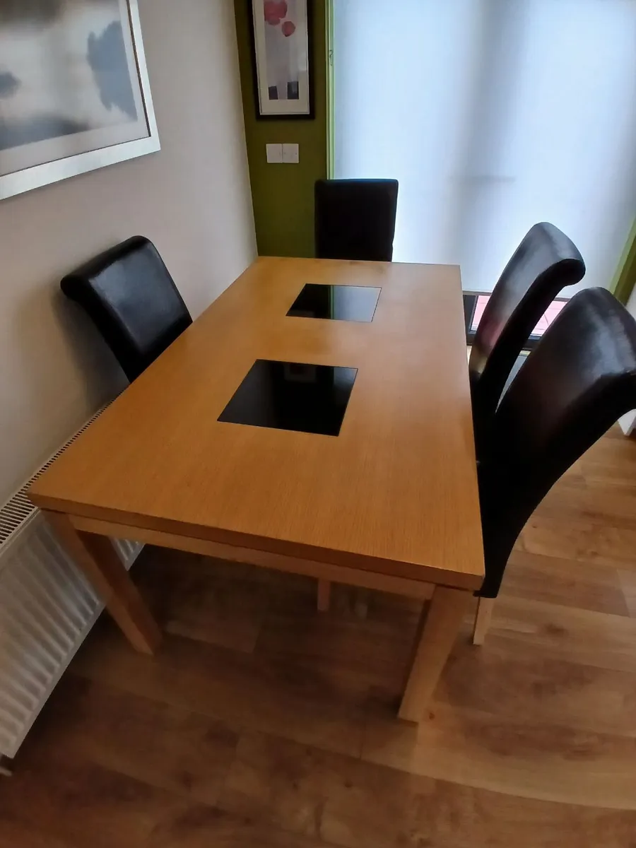 Table and chairs - Image 1