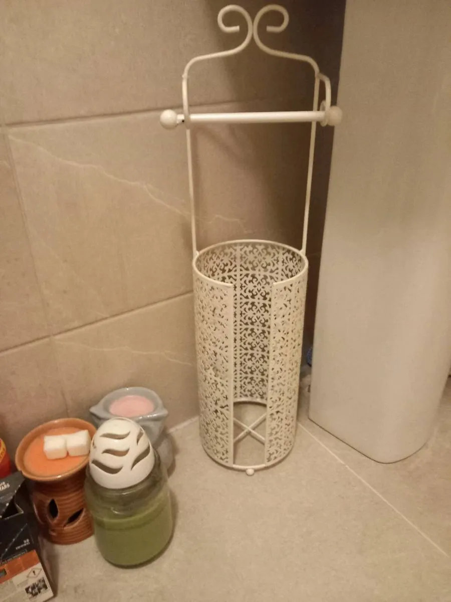 Loo roll holder