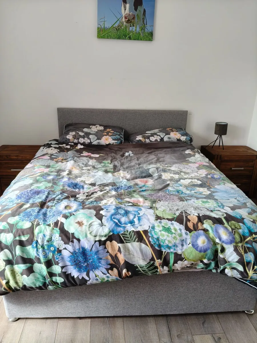King size bed - Image 1