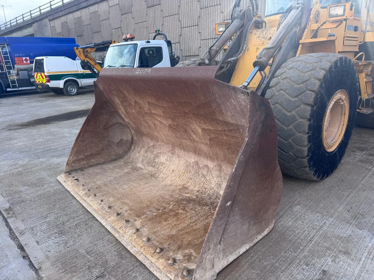 Volvo L120B wheeled loader - Image 3