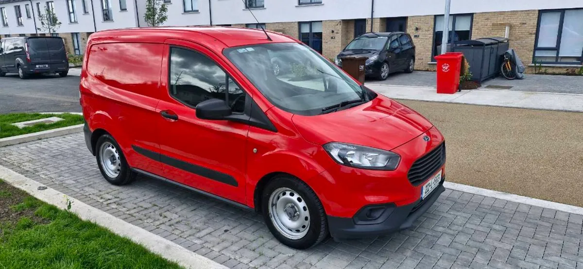 Ford Transit Courier 2021 - Image 2