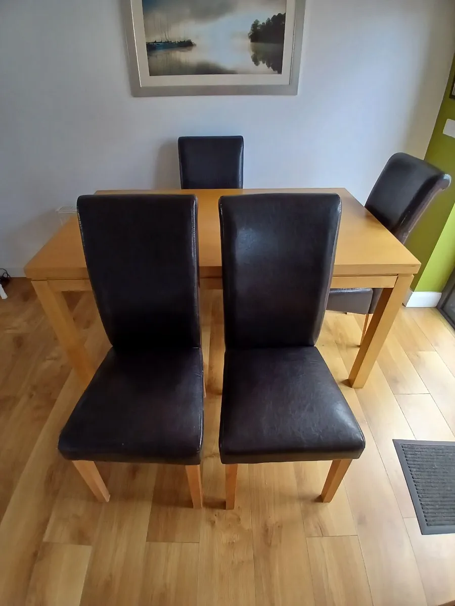 Table and chairs - Image 3