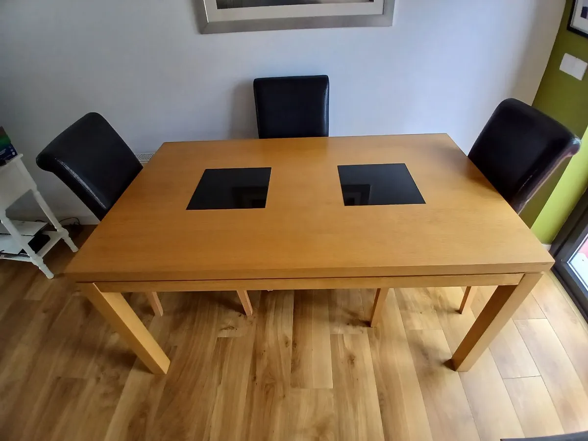 Table and chairs - Image 2