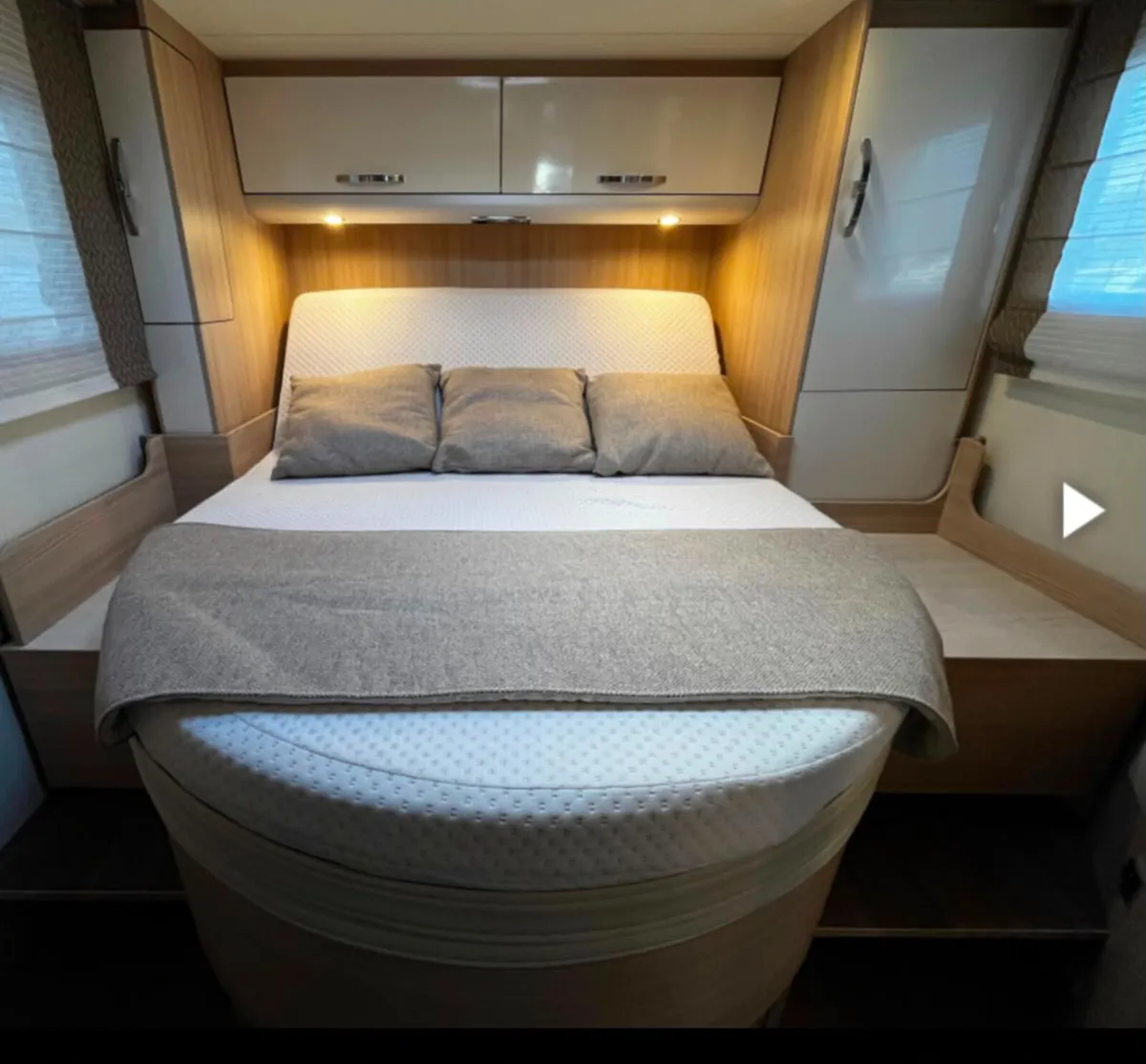 2017 BURSTNER IXEO IT700 ISLAND BED - Image 4