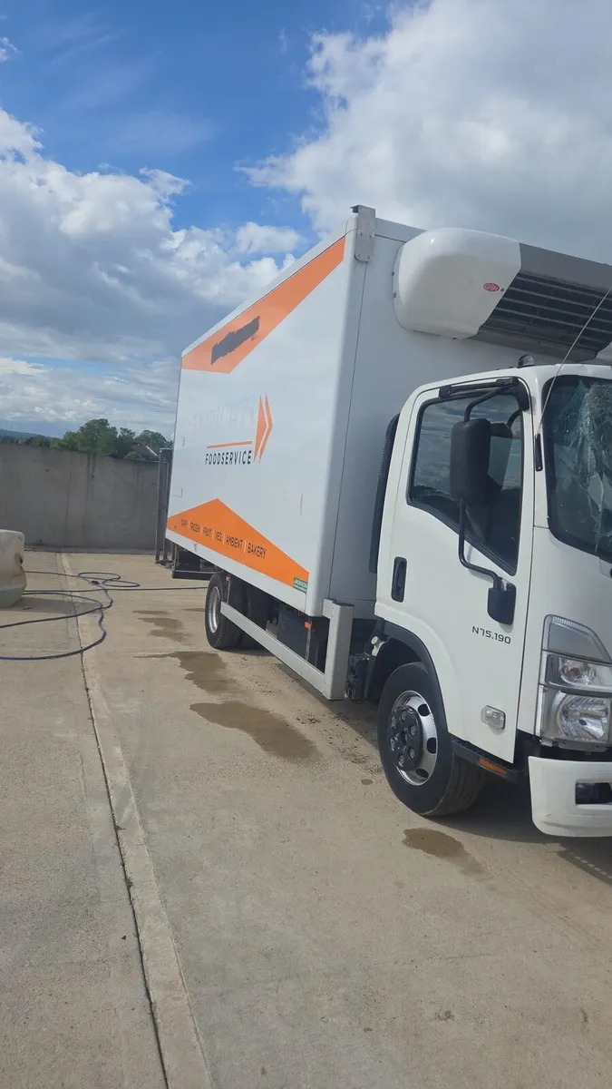 2024  isuzu deep freezer  lorry - Image 3