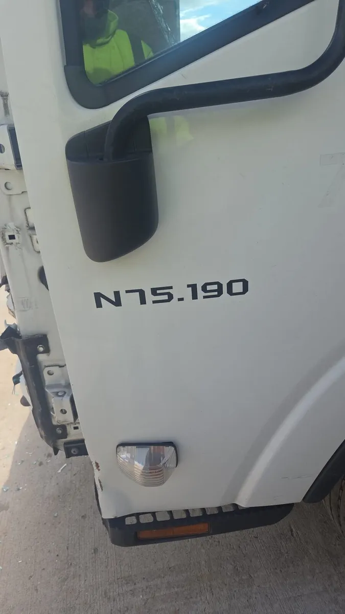 2024  isuzu deep freezer  lorry - Image 4