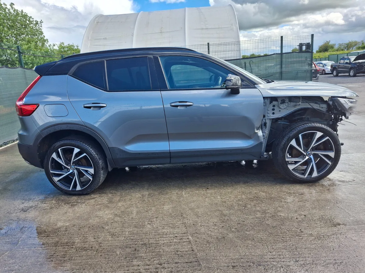 182 Volvo XC40  R Design  D3  Awd  79 miles  Autom - Image 4