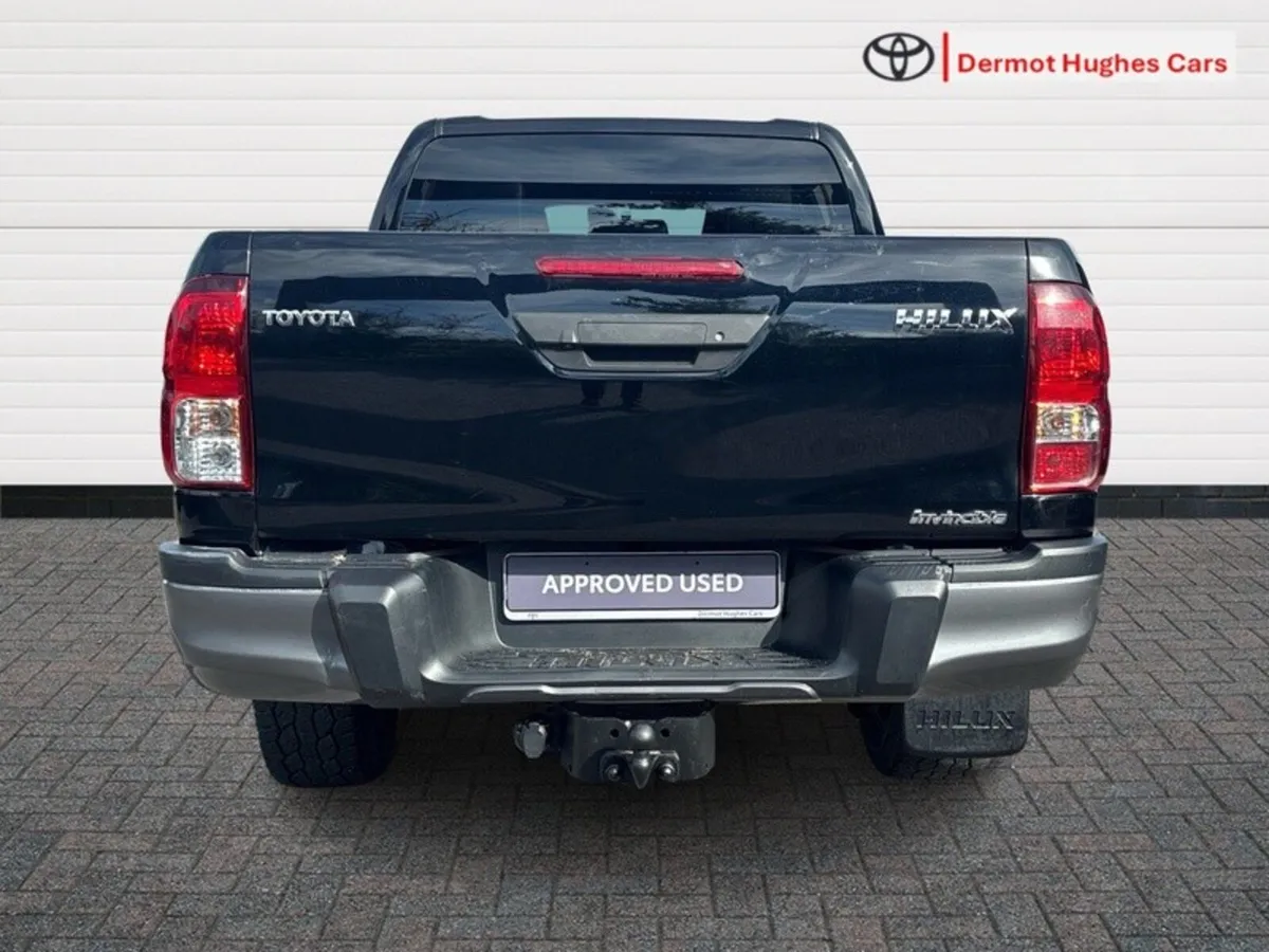 Toyota Hilux DCAB INVINCIBLE AT 4DR A AUTO - Image 4