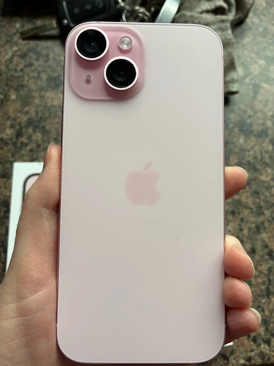 iPhone 15 - Image 4