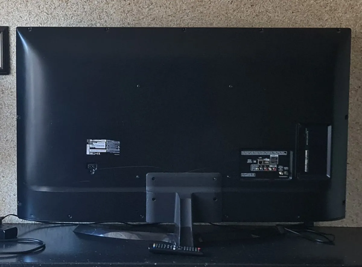LG 49" 4K Ultra HD Smart TV 49UJ701V - Image 1