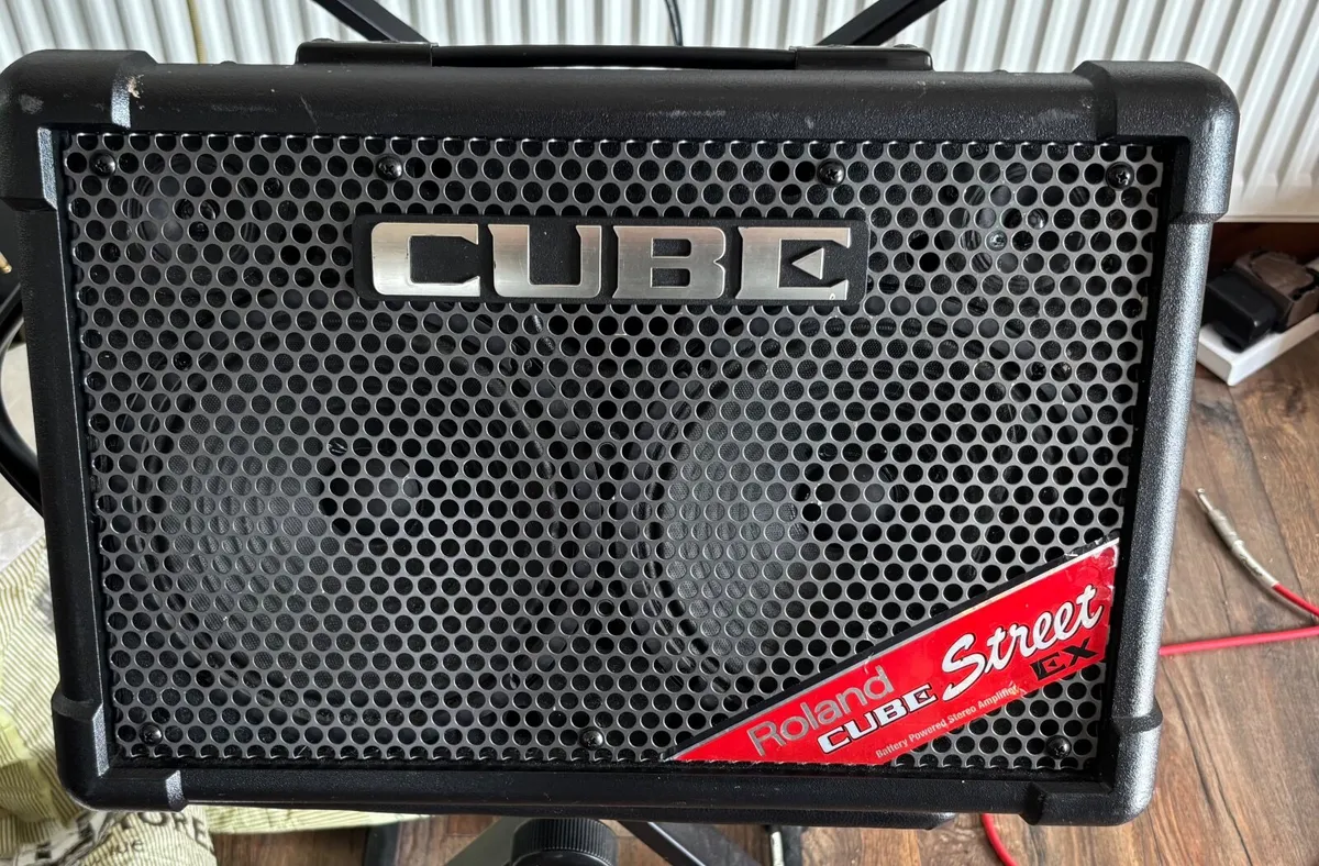 Roland Cube amp - Image 2