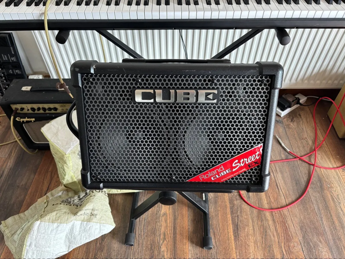 Roland Cube amp - Image 4