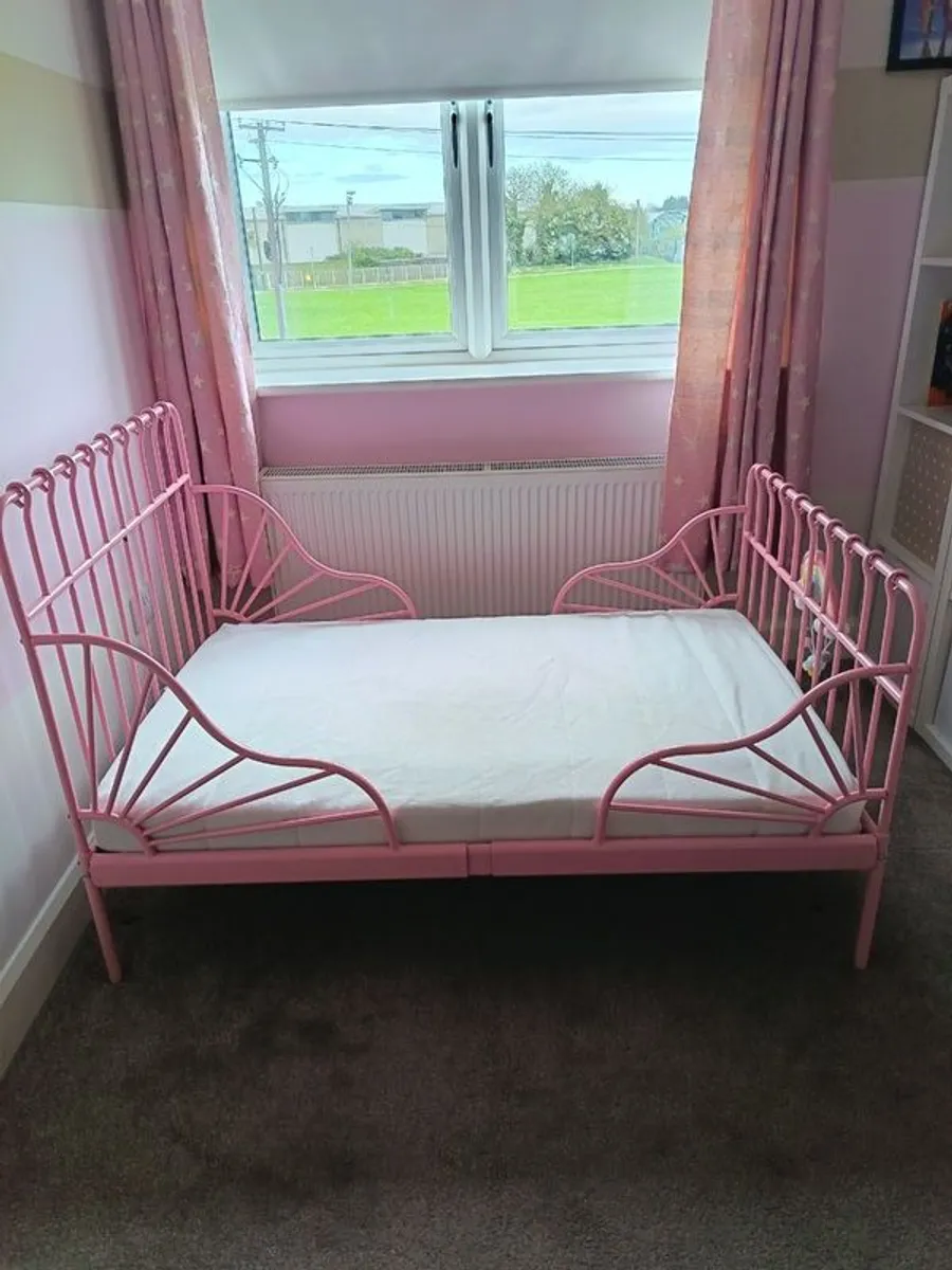 Kids extendable pink bed with mattress - Image 1