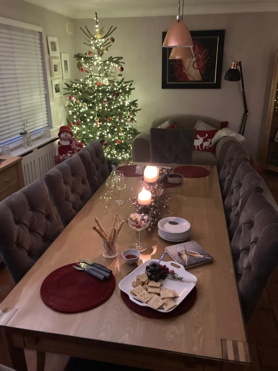 Solid Table and 8 very comfortable chairs - Image 3