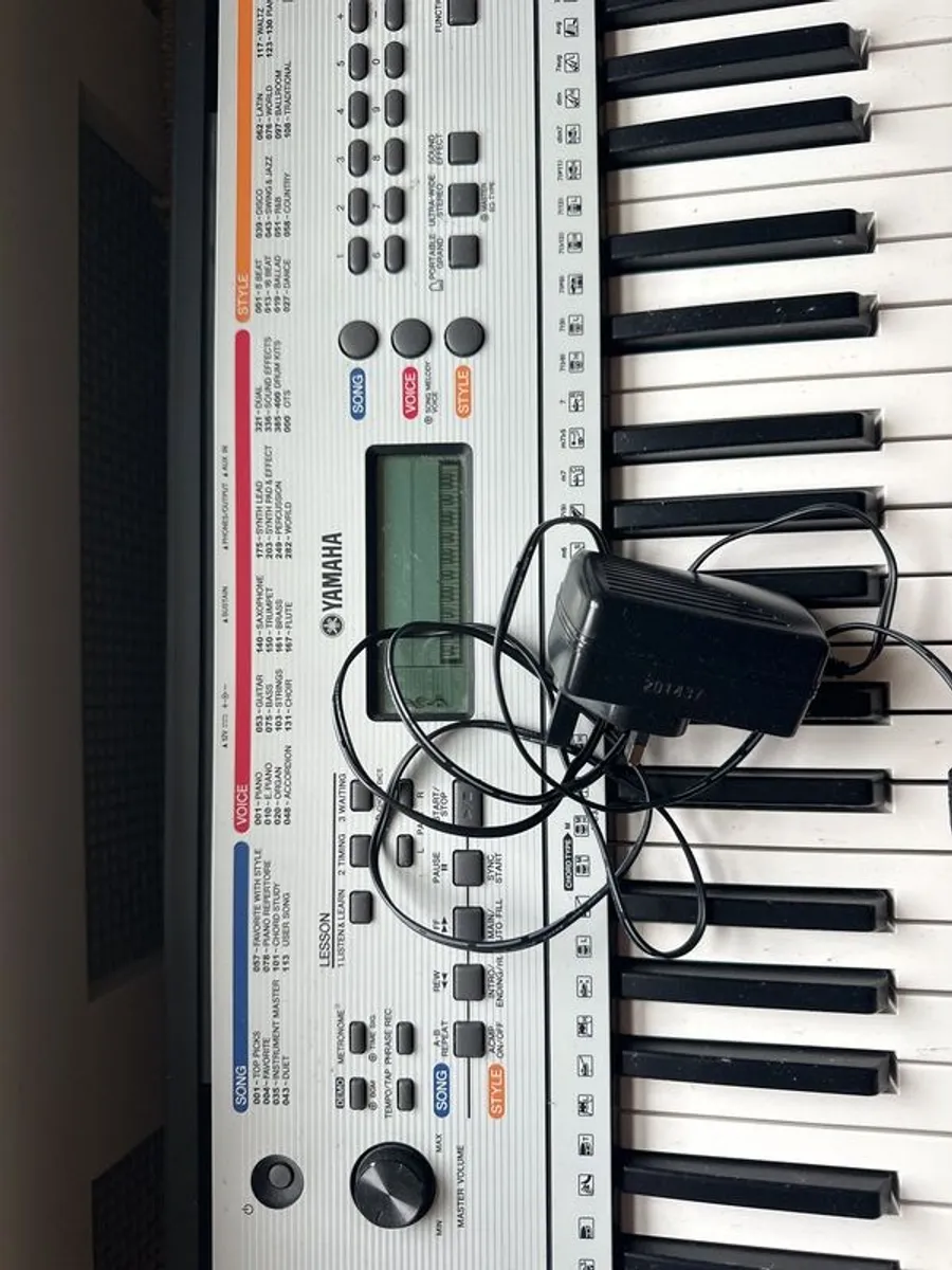 Yamaha electric keyboard - Image 3