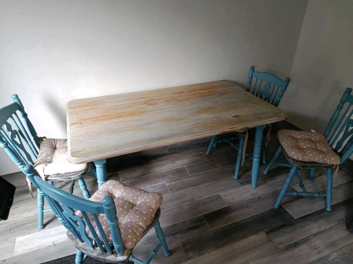 Table and chairs - Image 1