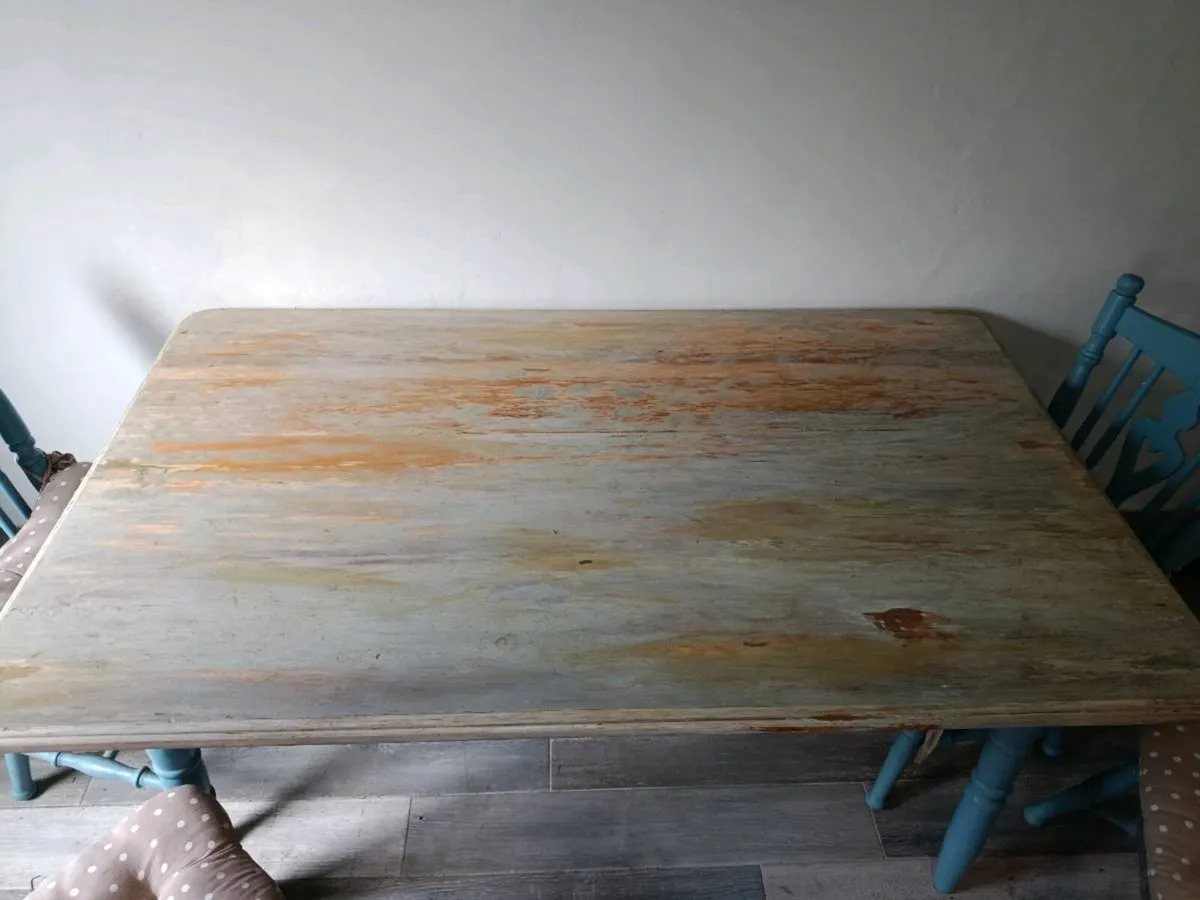 Table and chairs - Image 2
